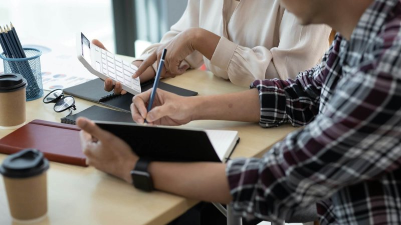 Colleague analyzes the company's budget planning and is consulting on finance and accounting.